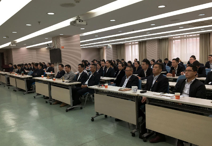 上饒銀行黨委組織集中觀(guān)看十九大開(kāi)幕式1 .jpg